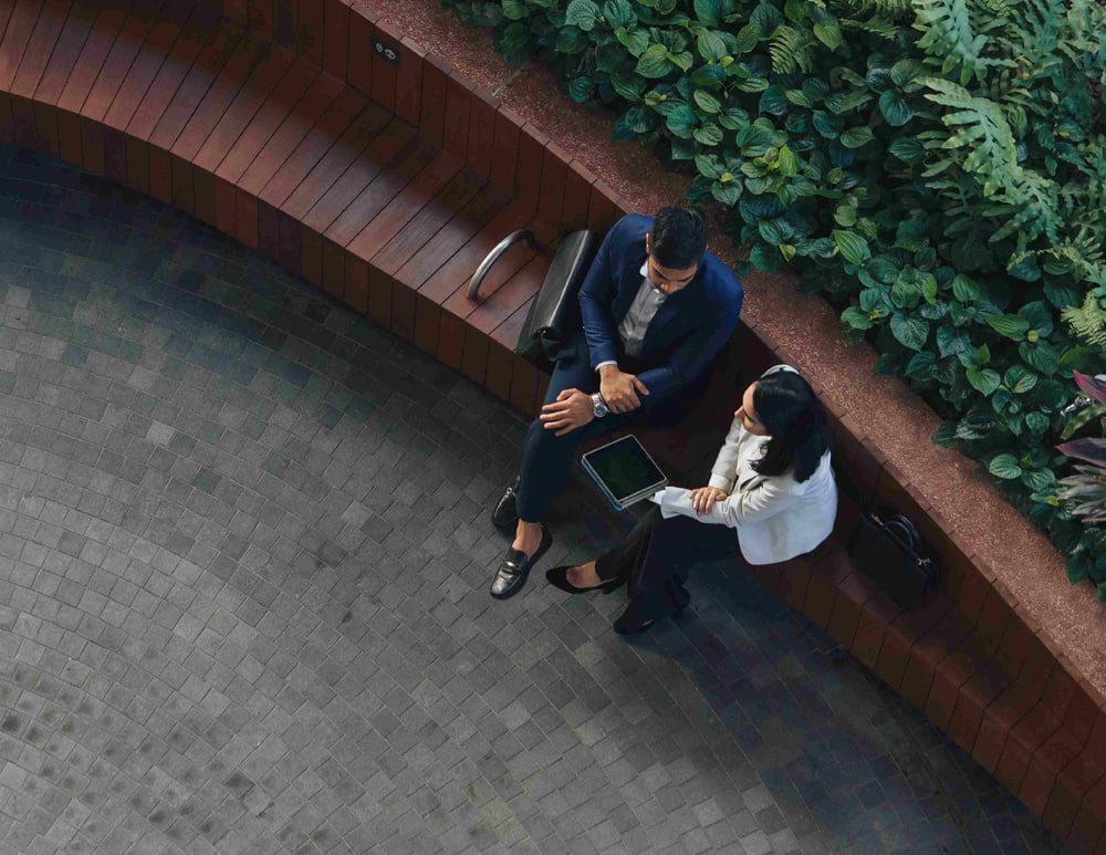 Ein Mann und eine Frau unterhalten sich auf einer Bank
