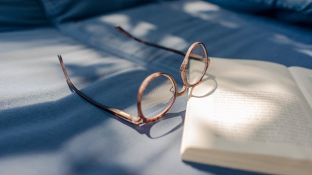 Brille auf Buch