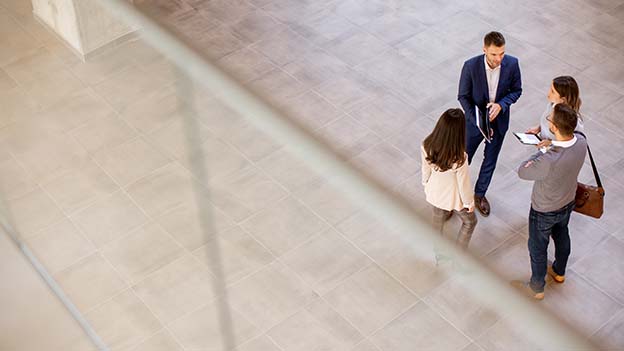 Business Leute unterhalten sich